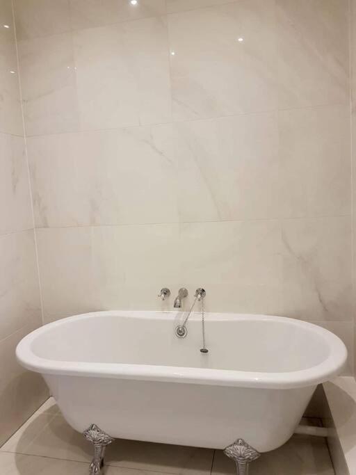 Spacious Apartment In The Heart Of Camden Town Лондон Екстер'єр фото