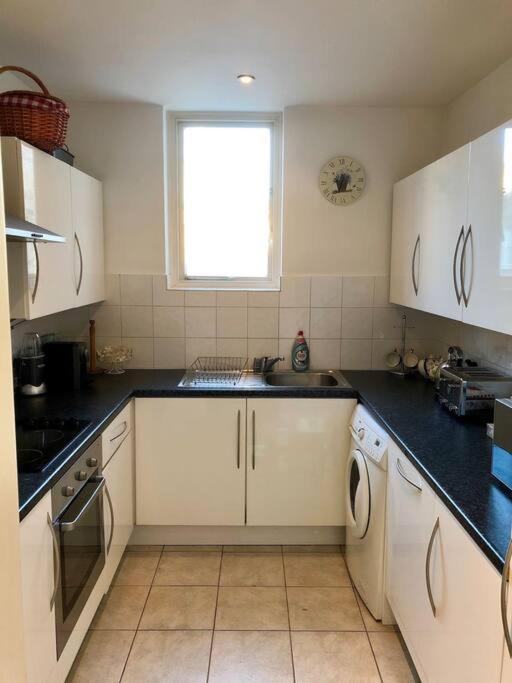 Spacious Apartment In The Heart Of Camden Town Лондон Екстер'єр фото